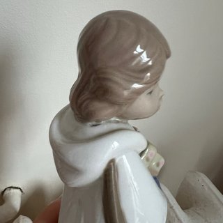 Figura de porcelana de Casades “niña con regalo”