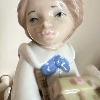 Figura de porcelana de Casades “niña con regalo”