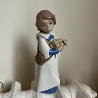 Figura de porcelana de Casades “niña con regalo”