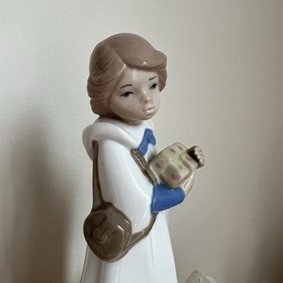 Figura de porcelana de Casades “niña con regalo”