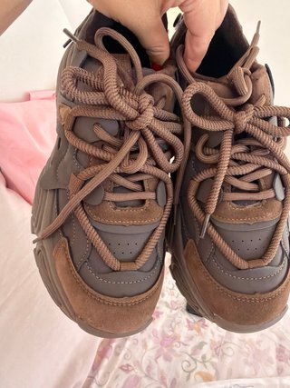 Deportivas marrones nuevas