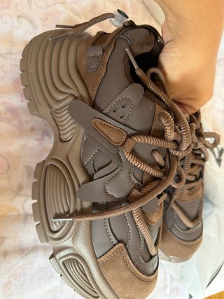 Deportivas marrones nuevas