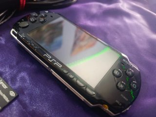 PSP 2004 Negra con Cargador y Tarjeta