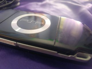 PSP 2004 Negra con Cargador y Tarjeta