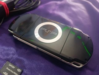 PSP 2004 Negra con Cargador y Tarjeta
