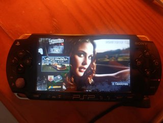 PSP 2004 Negra con Cargador y Tarjeta
