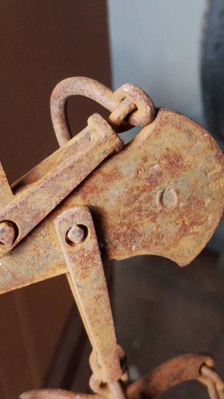 Balanza antigua de hierro con plato y cadenas