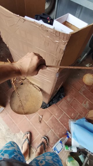Balanza antigua de hierro con plato y cadenas
