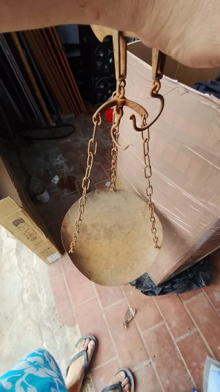 Balanza antigua de hierro con plato y cadenas
