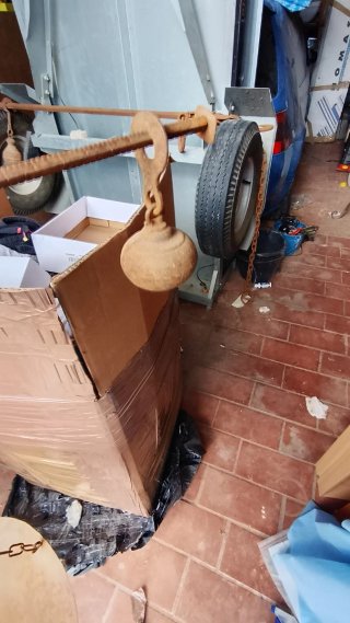 Balanza antigua de hierro con plato y cadenas
