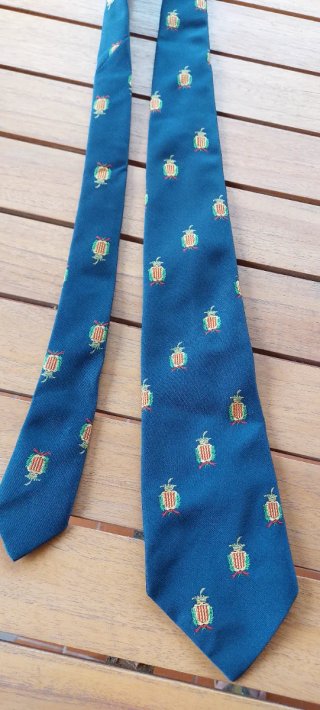 Corbata azul con el escudo de Tarragona