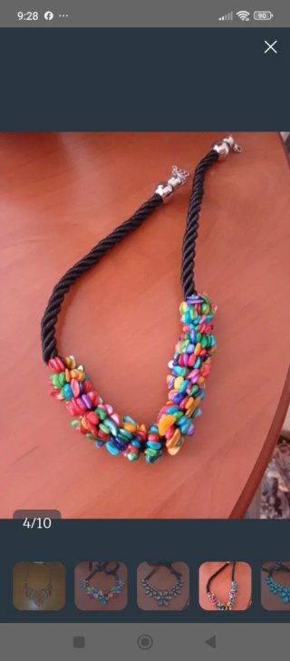 Collar llamativo con piedras de colores