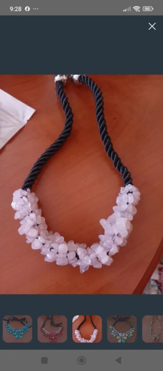 Collar llamativo con piedras de colores