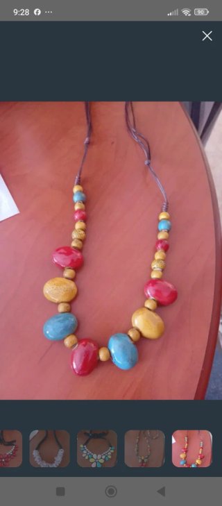 Collar llamativo con piedras de colores