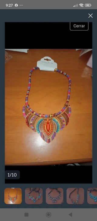 Collar llamativo con piedras de colores