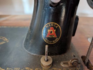 Máquina de coser Alfa antigua