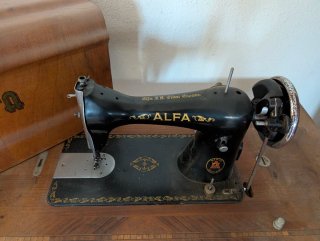 Máquina de coser Alfa antigua