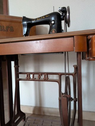 Máquina de coser Alfa antigua