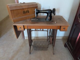 Máquina de coser Alfa antigua