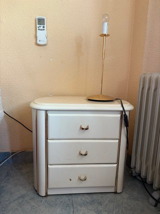 Cómoda blanca y mesillas de noche con diseño curvo