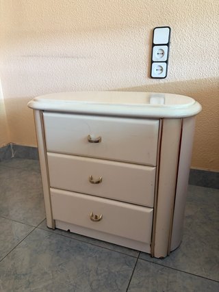 Cómoda blanca y mesillas de noche con diseño curvo