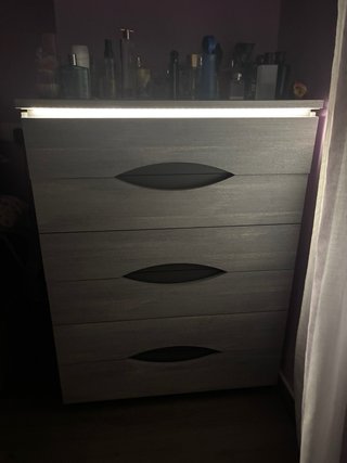 Cómoda de madera gris con diseño moderno