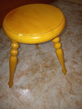 Taburete de madera amarillo