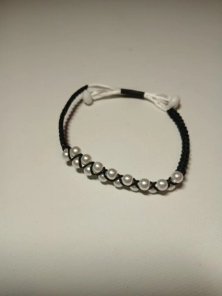 Pulsera de perlas y cordón negro