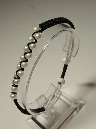 Pulsera de perlas y cordón negro