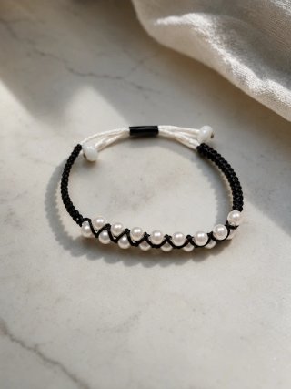 Pulsera de perlas y cordón negro