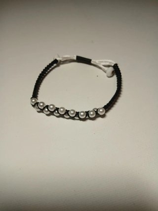 Pulsera de perlas y cordón negro