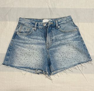 Shorts Stradivarius con pedrería