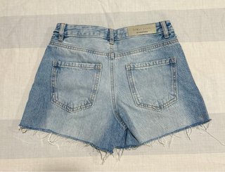 Shorts Stradivarius con pedrería