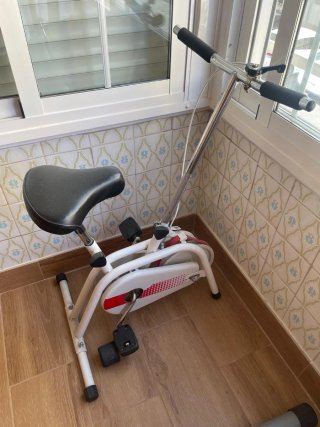 Bicicleta Estática Blanca y Roja