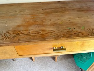 Mesa de madera antigua con ruedas