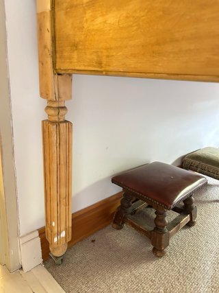 Mesa de madera antigua con ruedas