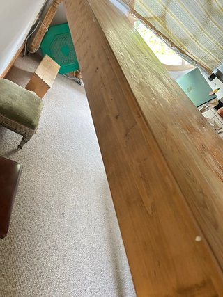 Mesa de madera antigua con ruedas