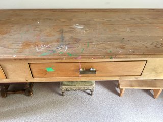 Mesa de madera antigua con ruedas