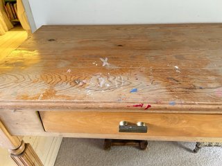 Mesa de madera antigua con ruedas