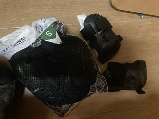 Patines en línea negros con detalles naranjas