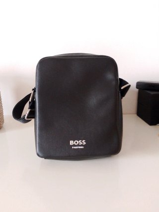 Bolso bandolera Boss negro. Original.