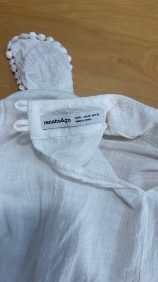 Blusa blanca con volantes y pompones