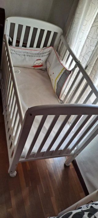 Cuna de bebé blanca con colchón