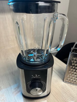 Batidora vaso cristal, varillas y mano