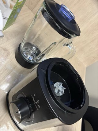 Batidora vaso cristal, varillas y mano