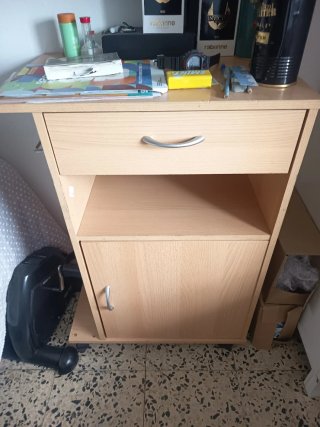 Escritorio de madera y plástico