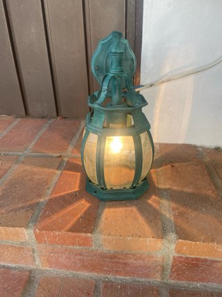 Farol rústico de metal y cristal