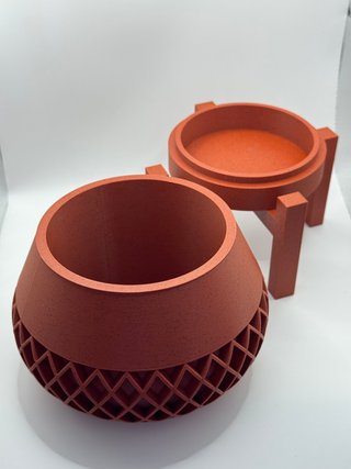 Macetero impreso en 3D hexagonal con patas y base.