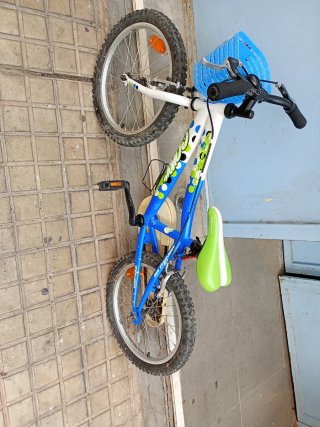 Bicicleta infantil azul y blanca