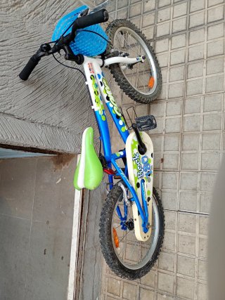 Bicicleta infantil azul y blanca